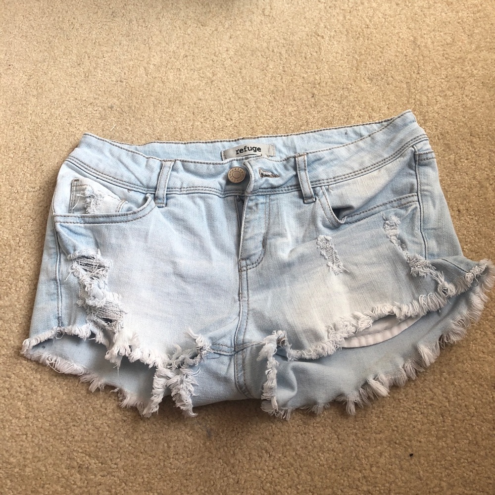 Light wash frayed jean shorts